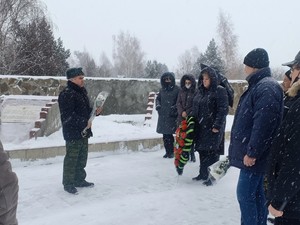 Возложение цветов к памятнику