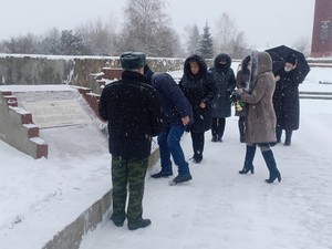 Возложение цветов к памятнику